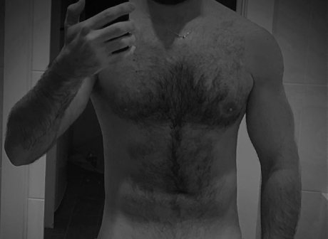 Naakte gelekte OnlyFans-foto van Madridguy30