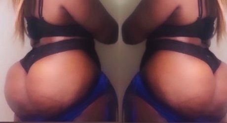 Naakte gelekte OnlyFans-foto van  Mizz Ghetto Booty 54 Inches 