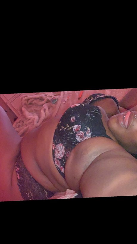 Naakte gelekte OnlyFans-foto van Shakia Snow