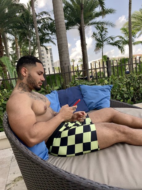 Naakte gelekte OnlyFans-foto van Itslouisrosa