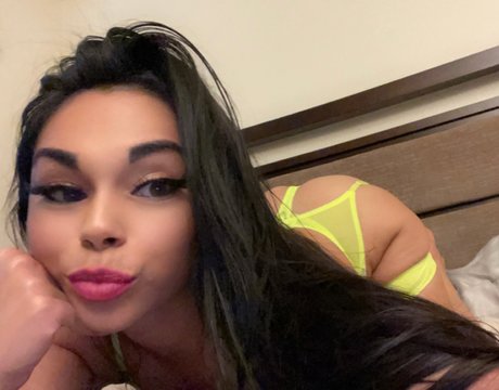 Naakte gelekte OnlyFans-foto van Mya Milaya