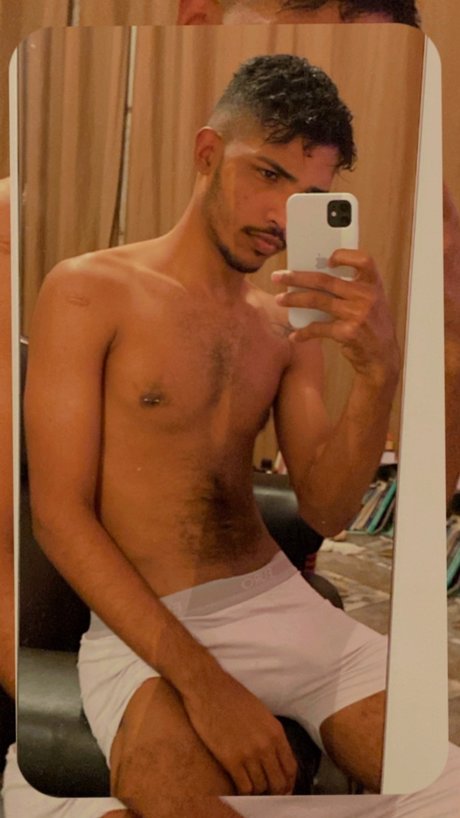 Naakte gelekte OnlyFans-foto van Salomao Lopes