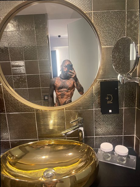 Naakte gelekte OnlyFans-foto van Shaymann Tattoo