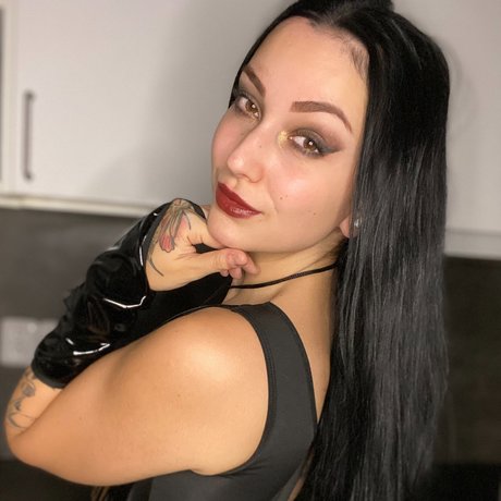 Naakte gelekte OnlyFans-foto van Sharlotte Vip Thorne