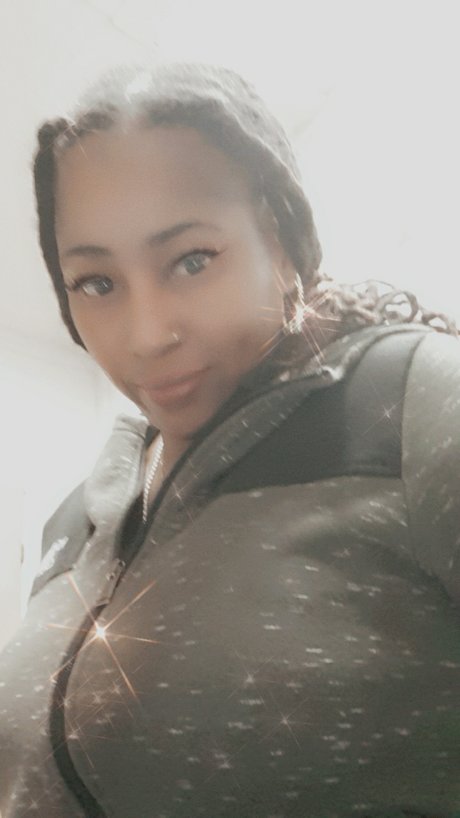 Naakte gelekte OnlyFans-foto van Nina Woods