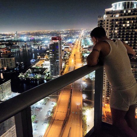 Naakte gelekte OnlyFans-foto van Nico Minag