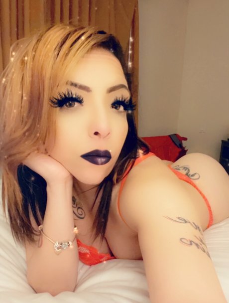 Naakte gelekte OnlyFans-foto van Naomi