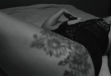 Naakte gelekte OnlyFans-foto van Charlotte Lynn