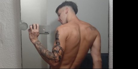 Naakte gelekte OnlyFans-foto van Aron