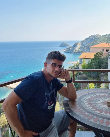 Naakte gelekte OnlyFans-foto van Christian