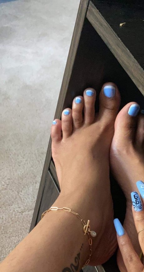 Naakte gelekte OnlyFans-foto van  Trio Of Toes 