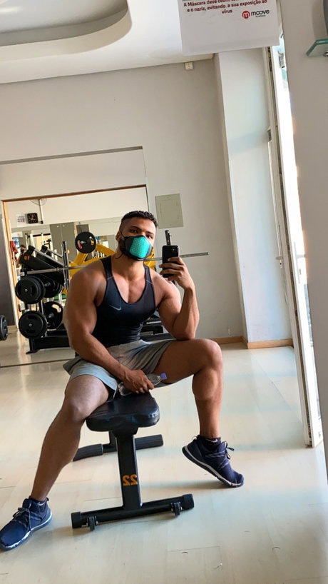 Naakte gelekte OnlyFans-foto van Vin