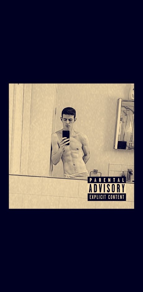 Naakte gelekte OnlyFans-foto van Sebastian Clarke
