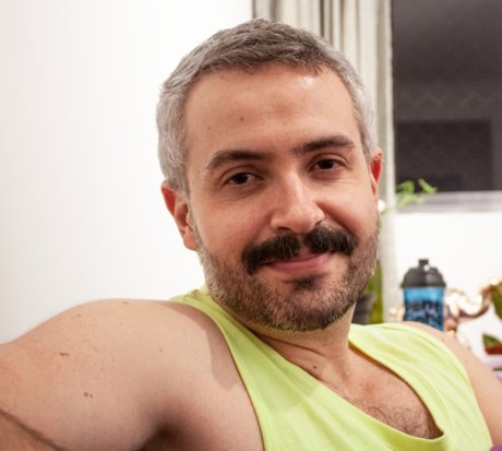 Naakte gelekte OnlyFans-foto van Vic Matos