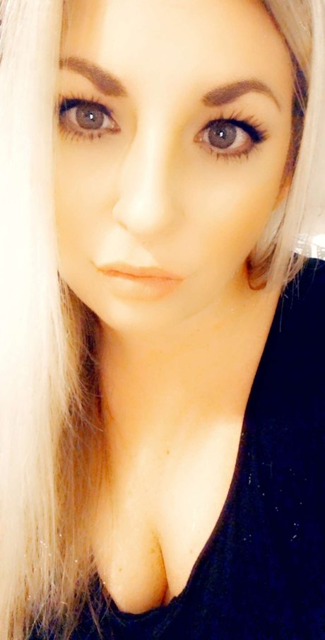 Naakte gelekte OnlyFans-foto van Linzi 