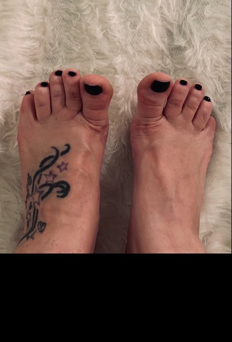 Naakte gelekte OnlyFans-foto van Missjs Pretty Feet