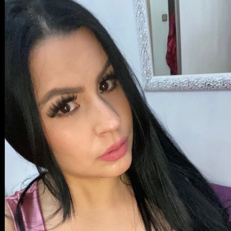 Naakte gelekte OnlyFans-foto van Rosy