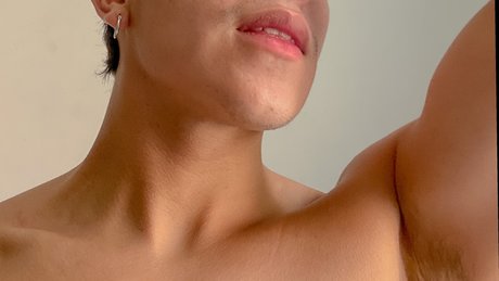 Naakte gelekte OnlyFans-foto van Juanjoo