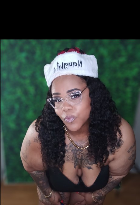 Naakte gelekte OnlyFans-foto van Tatted Diamond
