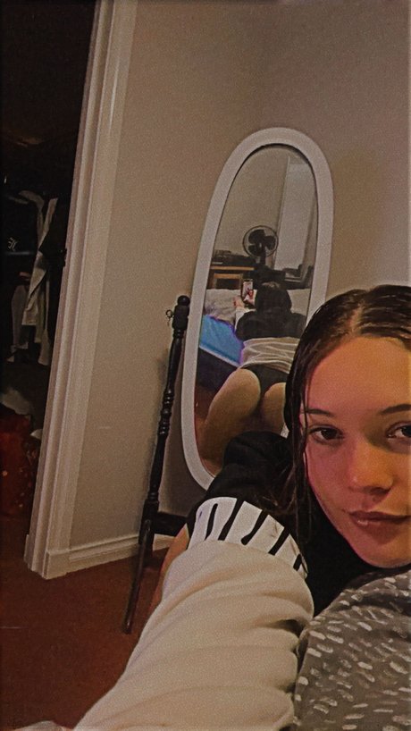 Naakte gelekte OnlyFans-foto van Kora Flame