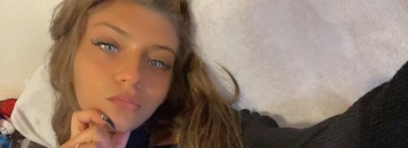 Naakte gelekte OnlyFans-foto van Virginia