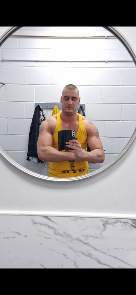 Naakte gelekte OnlyFans-foto van Bigandbad