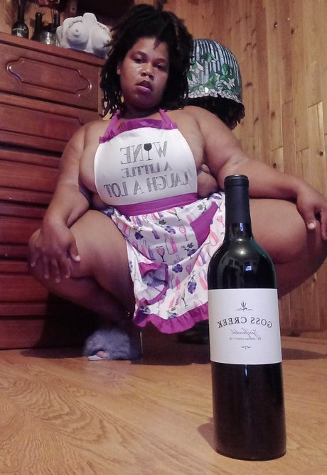 Naakte gelekte OnlyFans-foto van Women Weed N Wine