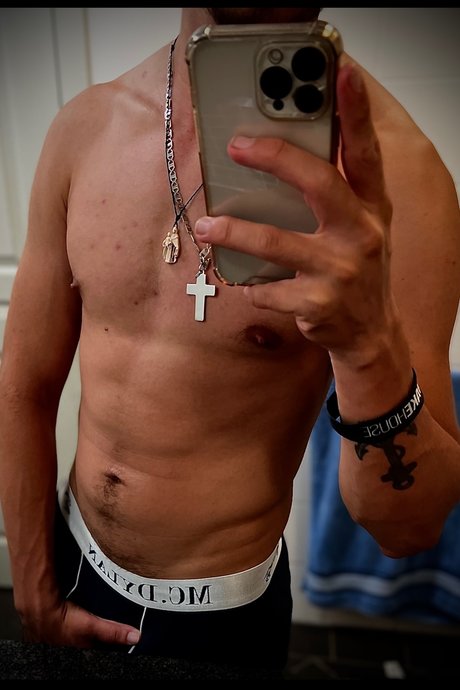 Naakte gelekte OnlyFans-foto van Julin