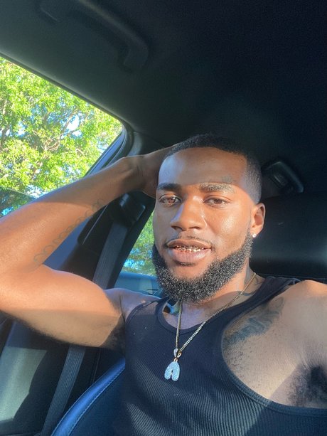 Naakte gelekte OnlyFans-foto van Yung Bull 