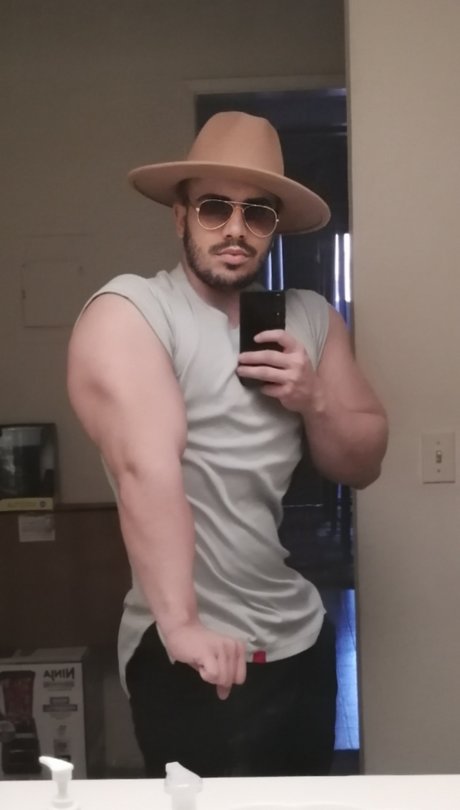 Naakte gelekte OnlyFans-foto van George Angulo