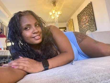 Naakte gelekte OnlyFans-foto van Emily Simon