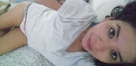Naakte gelekte OnlyFans-foto van Deby Cute