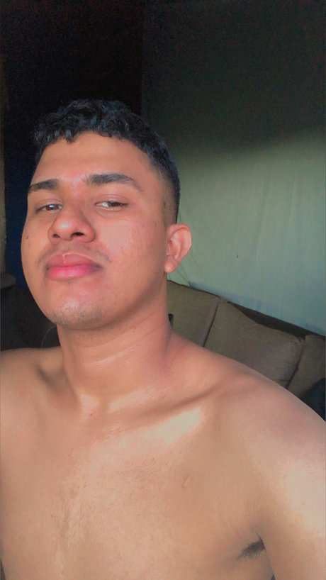 Naakte gelekte OnlyFans-foto van Edgardo Reyes