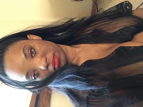 Naakte gelekte OnlyFans-foto van Color Eyes