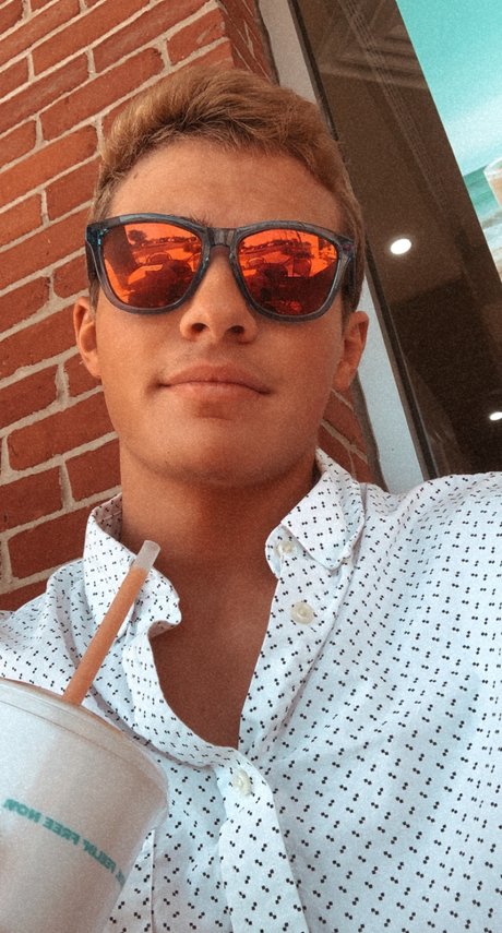 Naakte gelekte OnlyFans-foto van Tyler