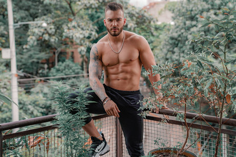 Naakte gelekte OnlyFans-foto van Oliver Colt Curso
