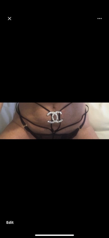 Naakte gelekte OnlyFans-foto van Lady English