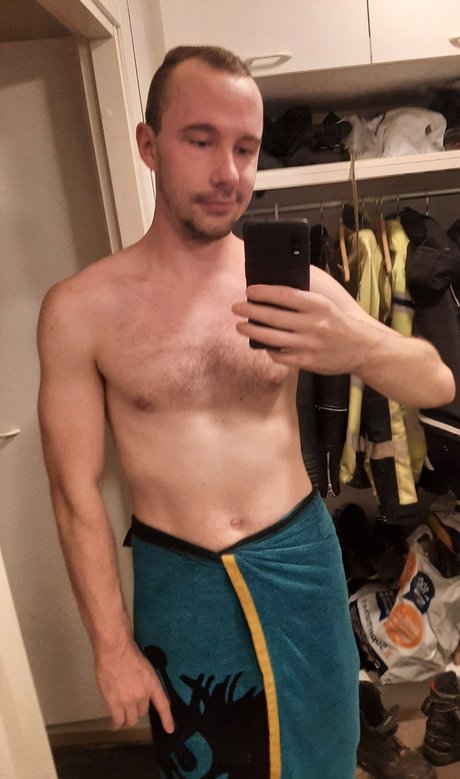 Naakte gelekte OnlyFans-foto van Unordinarygay