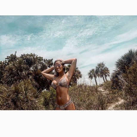 Naakte gelekte OnlyFans-foto van Foodsnboobs