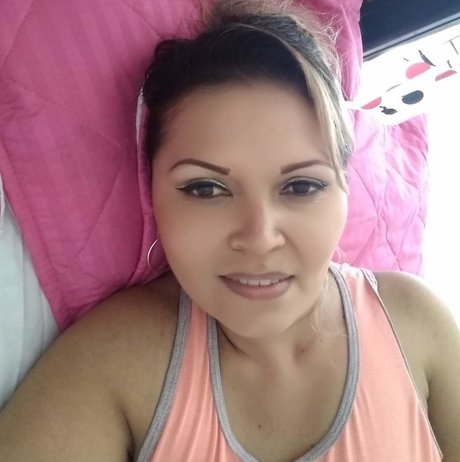 Naakte gelekte OnlyFans-foto van Adriana Martina