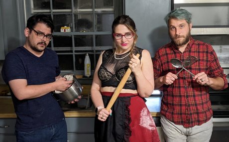 Naakte gelekte OnlyFans-foto van Lets Have A Three Way Baking With Jcm