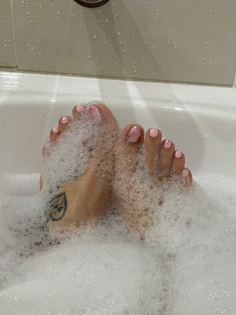 Naakte gelekte OnlyFans-foto van Flexiifeet