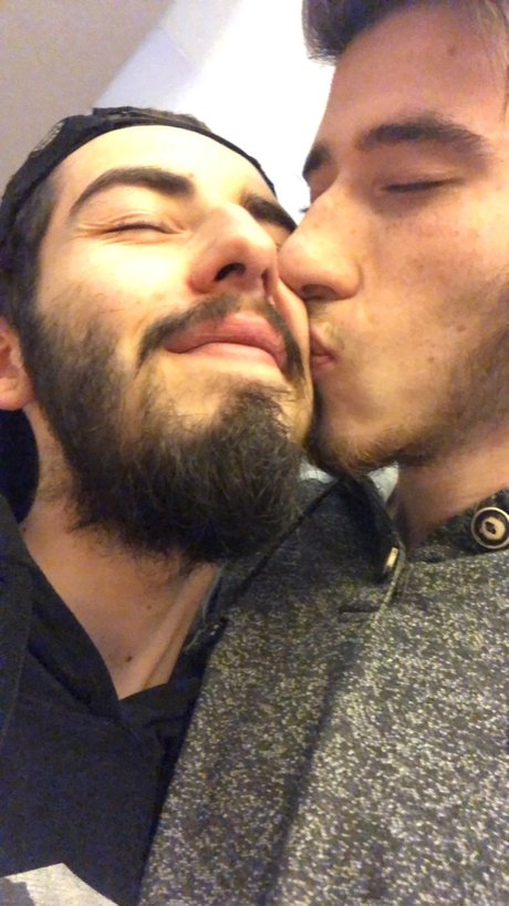 Naakte gelekte OnlyFans-foto van Devv Ampamp Zac