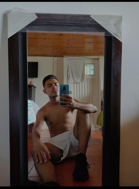 Naakte gelekte OnlyFans-foto van Nicky