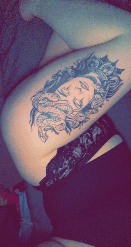 Naakte gelekte OnlyFans-foto van Dannii