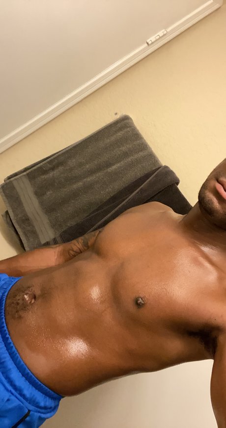Naakte gelekte OnlyFans-foto van Carter The New Cowboy