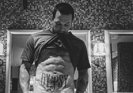 Naakte gelekte OnlyFans-foto van Michael James
