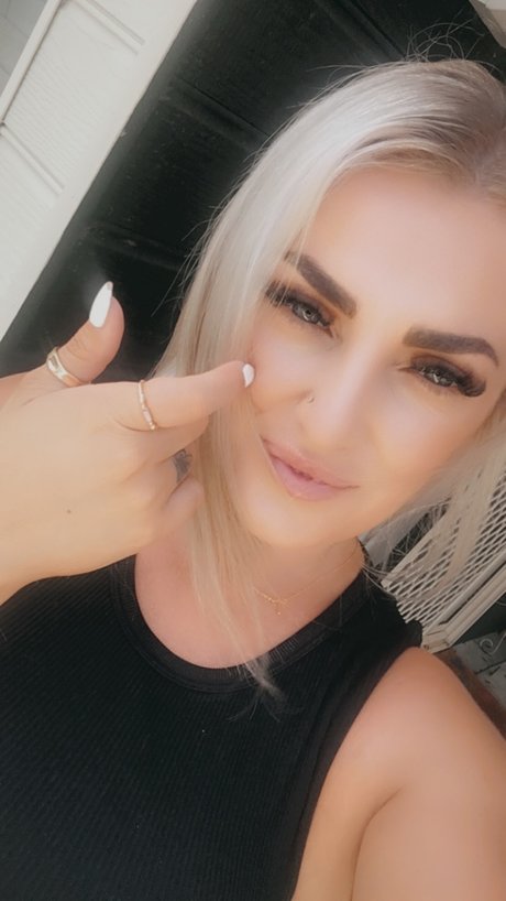 Naakte gelekte OnlyFans-foto van Ash Baby