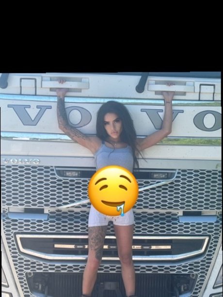 Naakte gelekte OnlyFans-foto van Petitetrucker