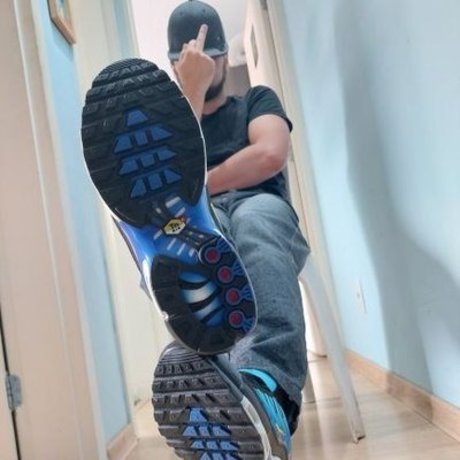 Naakte gelekte OnlyFans-foto van Master Johns Feet